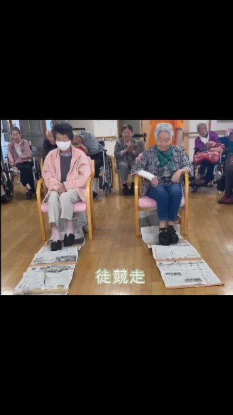 🍁【ミューズの朝西都・11月レクリエーションまとめ】🍁

11月も、笑顔あふれるレクが盛りだくさんでした！✨
ボール遊びに、新聞を足でたぐり寄せて競走する“徒競走”、そしてみんなで踊る炭坑節まで…👏

身体を動かしながら、笑ったり、声を掛け合ったり、元気な時間になりました☺️🌈

ミューズの朝西都では、季節に合わせた楽しい活動をこれからも続けていきます💐

#報謝会 #ミューズの朝西都 #宮崎の介護施設