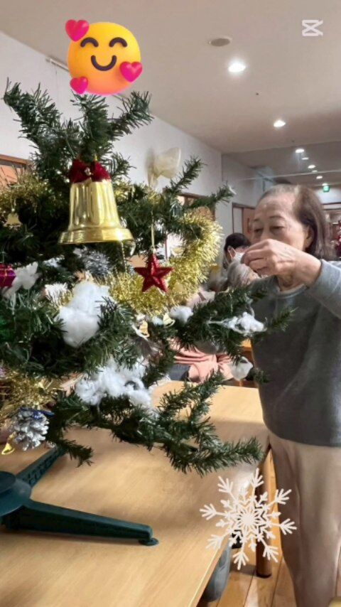 🎄✨もうすぐクリスマス！✨🎄

ミューズの星 新別府町では、ご利用者さまと一緒にクリスマスの飾り付けを行いました🎅✨
ツリーにオーナメントをつけるたび、「きれいねぇ」「これも飾ろうか」と笑顔が広がり、あっという間にお部屋がクリスマス色に…🎄💫

出来上がったツリーを眺めながら、皆さんの表情はキラキラ✨輝いていました！そして、温かな時間がゆっくりと流れました。

今年のクリスマスも、皆さんと一緒に素敵な日になりますように✨

#報謝会 #ミューズの星新別府町 #宮崎の介護施設