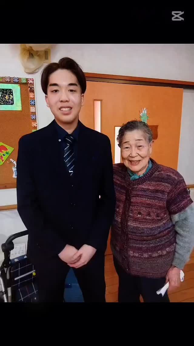 🎉祝・新成人🎉
ミューズの星新別府町、入職2年目の職員が成人式を迎えました。

入職した日の初々しさが、つい昨日のことのよう。
たくさんの「はじめて」と向き合い、悩み、学び、
ご利用者様や先輩職員との出会いの中で、
介護人として、そして一人の大人として着実に成長しています。

仕事も人生も、これからが本番。
感謝の気持ちを大切にしながら、
一歩ずつ、自分らしい未来を歩んでいく姿を、私たちはこれからも応援します。

新成人、本当におめでとうございます✨
※感染対策を徹底したうえで撮影・実施しています。