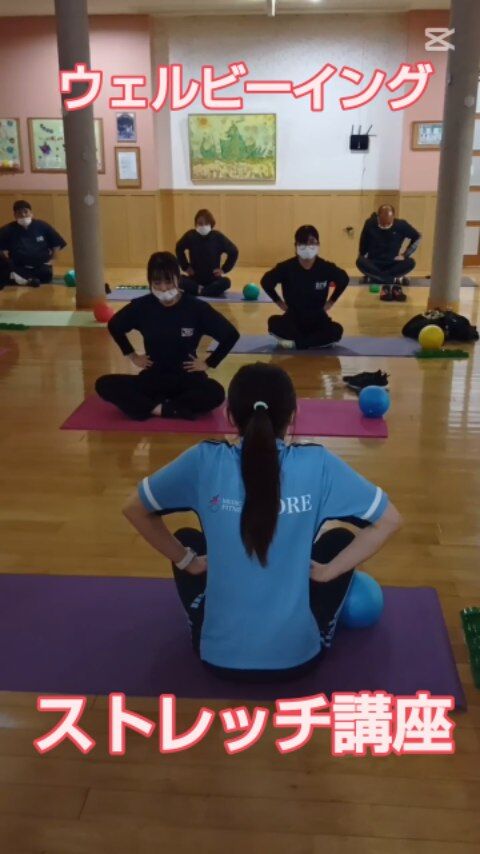 🌿心も体も、働く土台から整える🌿

私たち社会福祉法人 報謝会では、
「心身の健康こそが、良い仕事につながる」と考え、
Well-beingへの取り組みを大切にしています。

今回はプロのトレーナーをお招きし、
オフィスや介護現場ですぐ実践できるストレッチ講座を開催しました🏢✨

肩こり・腰痛のケアはもちろん、
呼吸を整えてリラックスする方法までレクチャーいただき、
参加した職員からは
「頭がスッキリして、午後の集中力が違う！」
と好評でした😊

途中で
「イタタ…！」と笑いが起きたり、
意外な人がとても体が柔らかかったり（笑）
心も体もほぐれる時間になりました。

仕事のパフォーマンスは、健康があってこそ。
報謝会はこれからも、
“無理なく、長く、いきいきと働ける環境づくり”に取り組んでいきます🌱

#健康経営 #ウェルビーイング #wellbeing #社員の健康#福利厚生