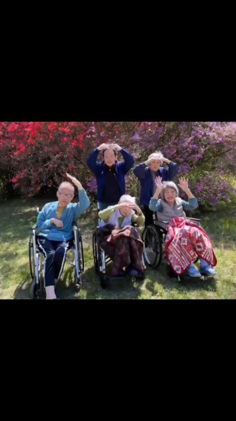 🌸春を感じるお花見のひととき🌸

お天気の良い日に、
ミューズの朝西都では皆さんでお花見を楽しみました。

やわらかな春の陽ざしの中、
満開の桜を眺めながら、自然と笑顔に☺️

「きれいだね」「春が来たね」
ご利用者さまも職員も、ゆったりとした時間を過ごすことができました。

季節を感じる時間は、心も明るくしてくれますね🌿🌸

#報謝会#宮崎の介護施設