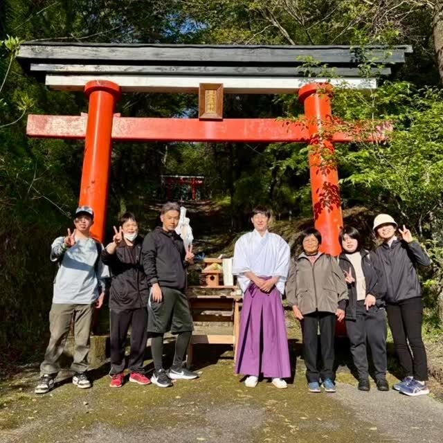 【R8.4.11 山開き】
高原町観光協会さま主催の令和8年度「高千穂峰山開き登山会」に
職員とそのご家族 計6名で参加してきました。

当日は見事に快晴に恵まれ、絶好の山登り日和☀
山頂付近からの景色は本当に圧巻の景色でした。

高原町観光協会さま、企画ありがとうございます✨

—

仕事のパフォーマンスは、心身の健康があってこそ。

報謝会では健康につながるイベント活動・クラブ活動の費用を一部助成するなど、
職員のwell-beingに積極的に取り組んでおります🌟

#高原町観光協会 さま #高千穂峰山開き登山会  #高千穂峰 #登山 
#職員向けイベント #気分転換 #WellBeing #保養施設がある会社 
#宮崎の介護 #高原町の介護 #西諸の介護 #報謝会 #天孫降臨
#奥霧島 #住宅型有料老人ホーム #ミューズの朝高原