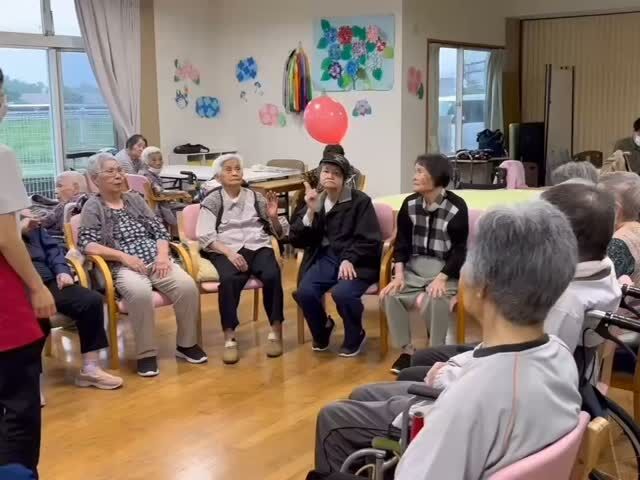 梅雨のジメジメを吹き飛ばす、ミューズの朝西都の活気あふれる6月のレクをまとめました！🎥✨

前半は全員本気の「風船バレー大会」🎈
白熱のラリーに、利用者様もスタッフも大興奮！歓声が沸き起こりました🙌

後半は、夏に向けた「トマトとゴーヤの苗植え」🌱
一つひとつ手際よく、とても丁寧に植えてくださいました👏
夏に向けて収穫が楽しみです🍅

一緒に笑って、一緒にワクワクする。そんなミューズの朝西都のリアルな日常をお届けします。

#報謝会#宮崎の介護施設