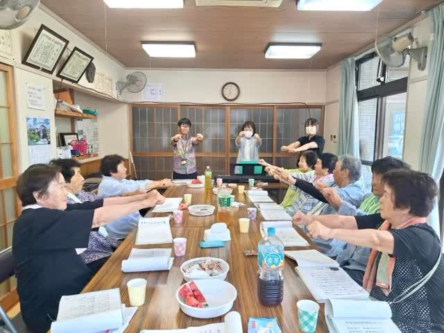こんにちは。

先日、高原町の蒲牟田地区公民館で開催された『茶のん場(ちゃのんば)』
(高齢者を中心とした地域住民のためのサロン)にお邪魔させていただきました！🍵✨

キーボード、ギター演奏に合わせて皆様と一緒に歌を歌ったほか、
体操や脳トレゲームなどの音楽レクリエーションを行いました🌟

みなさま、笑顔でお元気でした♪

茶のん場への歌・レクリエーション訪問活動としては2件目となりますが、
地区ごとの個性や温かい雰囲気に触れ、今回もまた違った新鮮な楽しさを感じることができました😊🎶

今後もこうした活動を通して、地域の皆様に笑顔を届け、積極的に地域貢献を行ってまいります💪

#宮崎の笑顔 茶のん場 #地域とのつながり #地域貢献 #地域包括ケア