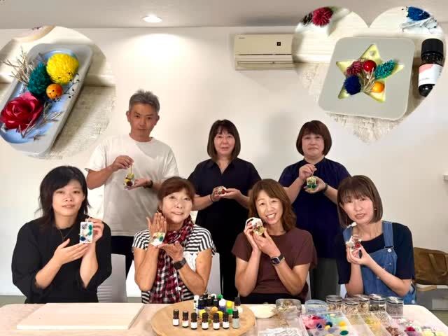 【アロマワックスサシェづくりを開催しました】
——

8月29日(土) aroma futaba さまを講師にお招きし、
職員向けの「アロマワックスサシェづくり」教室を、
小林健康文化施設ミューズにて開催しました🌺🌺

会場に入った瞬間から心地よい香りに包まれ、リラックスモード全開に☺️💭

デザインや香りを選びながら、「どれにしよう？」と会話も弾み、終始笑顔の絶えない賑やかな時間となりました😊🎶

完成した作品はどれも個性豊かでとっても素敵…！

仕事のパフォーマンスは、心身の健康があってこそ。
日常にちょっとした癒やしを取り入れる、最高のリフレッシュタイムになりました💐

ご参加いただいた皆さま、講師の先生、ありがとうございました✨

#アロマワックスサシェ #気分転換 #WellBeing #保養施設がある会社