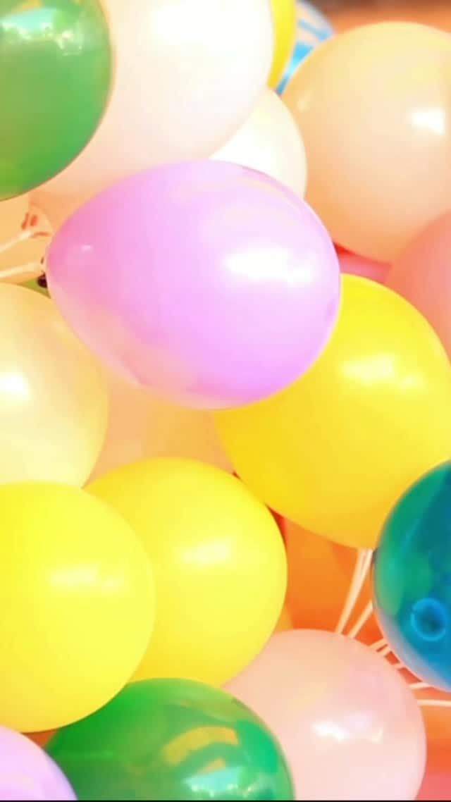 🎈「わぁ、綺麗…！」カラフルな風船に包まれました！

ミューズの空青島です。✨

施設内をたくさんのカラフルな風船でデコレーションし、「風船レクリエーション」を開催いたしました！

色鮮やかな風船をたくさん用意し、普段見慣れているフロアが少し特別な、幻想的な空間に早変わり。🎈

色とりどりの風船に触れながら、ご利用者さまも新鮮な表情で楽しんでくださいました。

さらに、「祝 敬老の日」のお祝いの花束と一緒に、カラフルな風船を手にしたとびきり素敵な笑顔もいただくことができました！

私たちがこうした空間づくりやレクリエーションにこだわるのは、視覚や触覚を通じて「非日常のワクワク感」を五感で味わっていただきたいから💓。

一瞬のワクワクと、心に残る温かい思い出。 ご利用者さまの笑顔を一番近くで見守り、共に感動を分かち合えることが、私たちの毎日の原動力です。

#報謝会 #バルーンデコレーション #福祉の仕事 #宮崎福祉